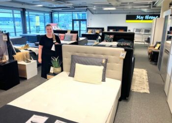 Sabine fra My Home Hjørring beretter om mange solgte senge. Foto: Palle W. Nielsen