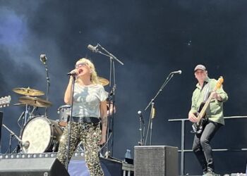 Sanne Salomonsen i selskab med ”Electric Guitars” på Løkken Koncert 2023..