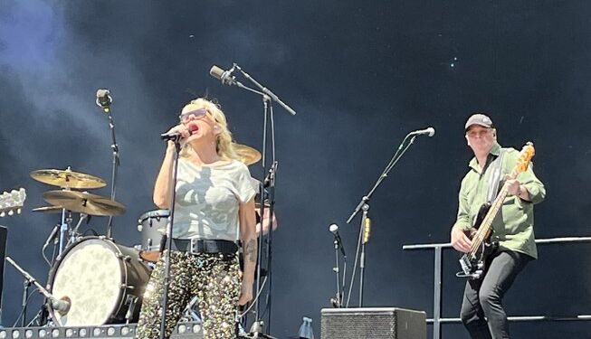 Sanne Salomonsen i selskab med ”Electric Guitars” på Løkken Koncert 2023..