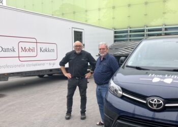 Uffe Nielsen og Ivan Lindgren Hansen ved den vigtige køkkenvogn. Arkivfoto: Palle W. Nielsen