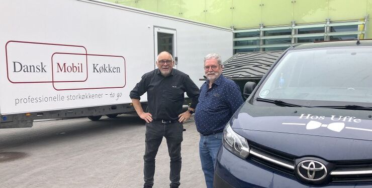 Uffe Nielsen og Ivan Lindgren Hansen ved den vigtige køkkenvogn. Arkivfoto: Palle W. Nielsen
