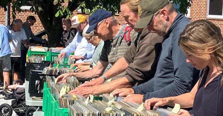 Der blev kigget efter gode fund. Foto: Palle W. Nielsen