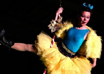 Årets forestilling byder på det sjove og imponerende.