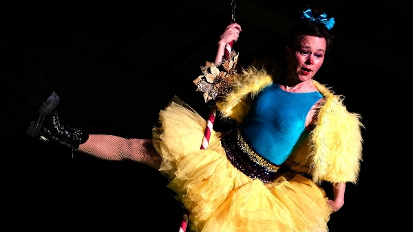 Årets forestilling byder på det sjove og imponerende.