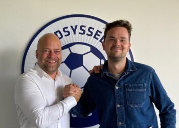 Direktør Lars Glinvad byder velkommen til Aske McKernan. Foto: Vendsyssel FF.