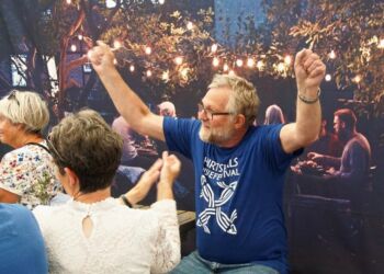 Jørgen Laursen havde god grund til at juble på vegne af Bjeskholdet fra Hirtshals Museum, da Årets Bjesk 2024 blev kåret ved Hirtshals Fiskefestival. Foto: Elling.