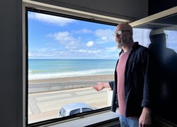 Allan Hyttel Olsen i lokalet, der for tiden rummer kontoret, hvor der er blevet brainstormet foran den fantastiske udsigt over Skagerrak. Foto: Niels Skipper.