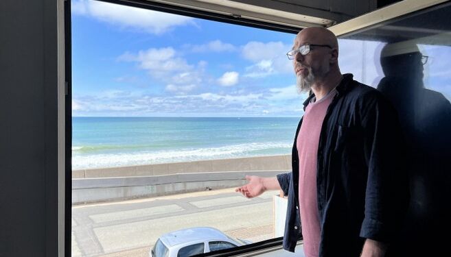 Allan Hyttel Olsen i lokalet, der for tiden rummer kontoret, hvor der er blevet brainstormet foran den fantastiske udsigt over Skagerrak. Foto: Niels Skipper.