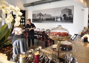 Lisbet Hansen hygger om gæsterne i Café Vognporten. Arkivfoto: ThermIT Marketing Vagn Ole Møller Andersen