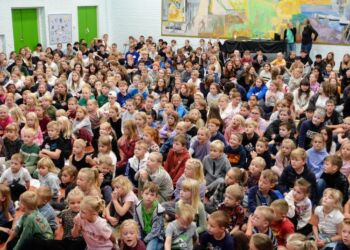 Alle skolens elever er samlet for at se raketopsendelsen, der desværre blev udsat.