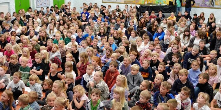 Alle skolens elever er samlet for at se raketopsendelsen, der desværre blev udsat.