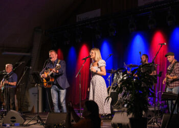 Hallur Joensen på scenen ved Bindslev Ny Musikfestival i 2023 sammen med sit band og datteren Jessica. Hallur spiller igen i 2025. Foto: Niels Helver.
