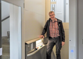 Niels Thestrup Bach fortæller om den nyetablerede handicapelevator, der giver adgang til husets tre niveauer.