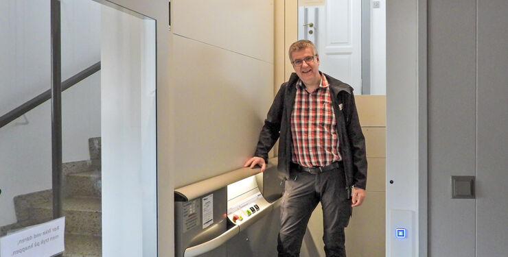 Niels Thestrup Bach fortæller om den nyetablerede handicapelevator, der giver adgang til husets tre niveauer.