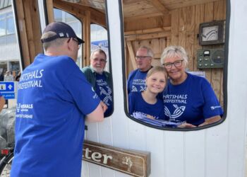 Store smil ved billetsalget til fiskeboderne. Foto (arkiv): Niels Skipper.