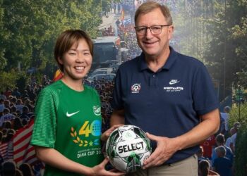 Forretningsansvarlig i Fortuna, Kjeld Simonsen, byder Shiho Matsubara velkommen til klubben.