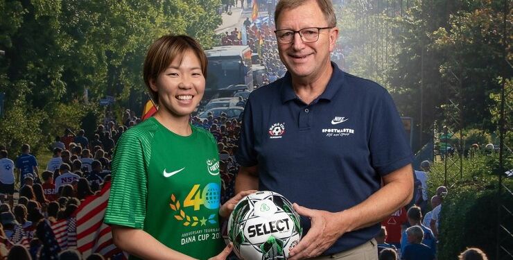 Forretningsansvarlig i Fortuna, Kjeld Simonsen, byder Shiho Matsubara velkommen til klubben.