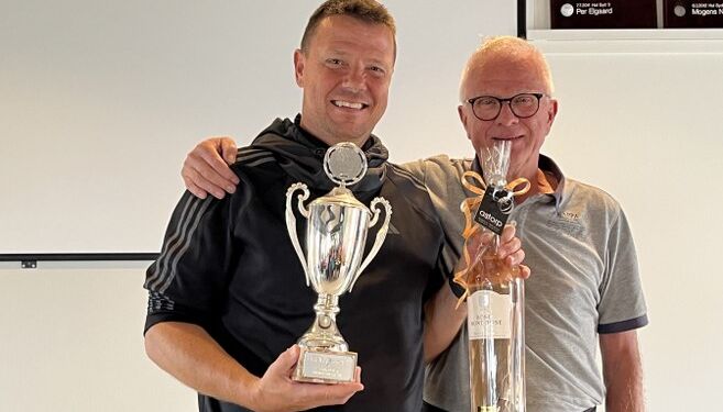 Anders Kjær modtager den nye vandrepokal fra sponsorchef Søren Christensen som samlet vinder af Frem Golf 2023.