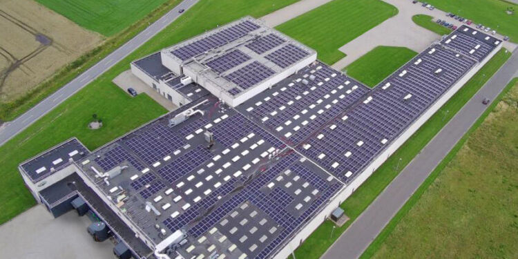 Solcelleanlæg på taget hos virksomheden i Vrå. Foto: Fynbo Foods A/S.