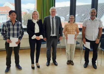 Her ses Borgmester Søren Smalbro med fire nye danskere i Hjørring Kommune anno 2023. Foto: Hjørring Kommune.