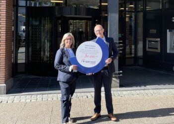 Mads Pedersen fra Spar Nord overrækker check på 30.000 kr. til Rikke Ejsenhardt fra Hjørring Handel.