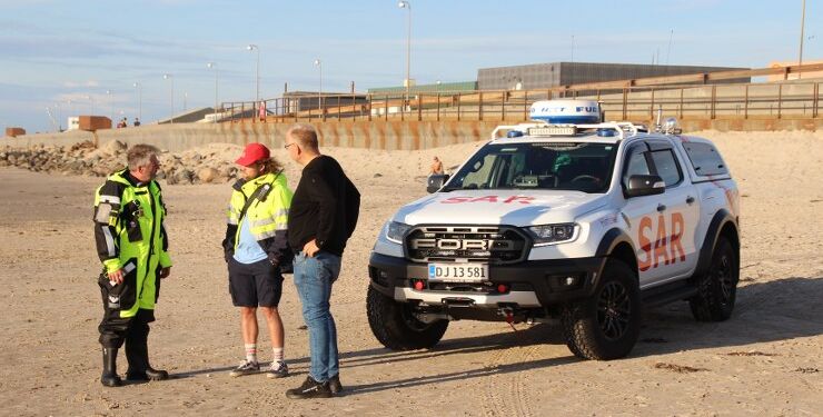 Instruktør Anders Hansen fra TrygFondens Kystlivredning mellem Claus Neve Olsen (tv) og Rasmus Jespersen fra Hirtshals Redningsstation. Foto: Niels Skipper.
