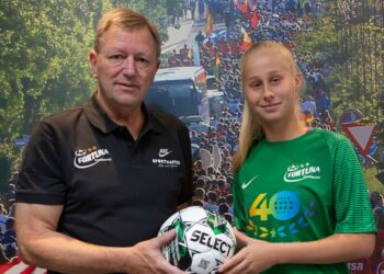 Christina Botojel bydes velkommen til klubben af Fortunas forretningsansvarlige Kjeld Simonsen.