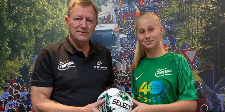 Christina Botojel bydes velkommen til klubben af Fortunas forretningsansvarlige Kjeld Simonsen.