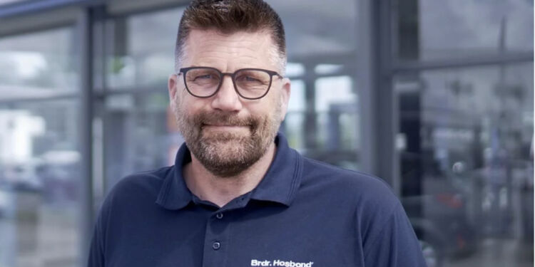 Filialchef hos bilforhandler Brdr. Hosbond A/S, Thomas Brown, er tydeligt stolt af sin 19-årige medarbejder, der – via hans bilværksted - har forladt sofaen, computeren og angsten. Og nu ovenikøbet har fået mod på de næste to år at kombinere sin tid hos bilforhandleren med et skoleforløb.Foto: PR.