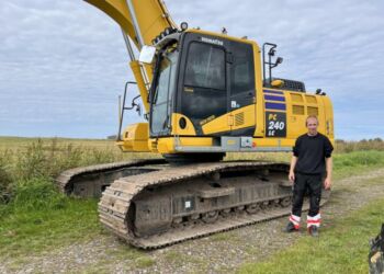 Maskinfører Søren Fog Nielsen fra Entreprenør P. Johansen i gang langs Kystvejen ved Hirtshals. Foto (arkiv): Niels Skipper.