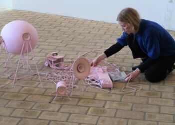 Kaja Haven ved sit værk på udstillingen UDS22 i Kunstbygningen. Foto Signe Højmark.