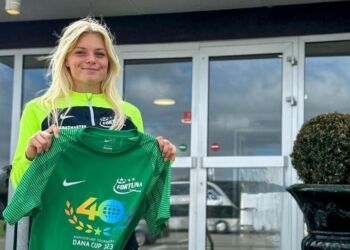 Karen Nonboe foran klubhuset hos Fortuna.