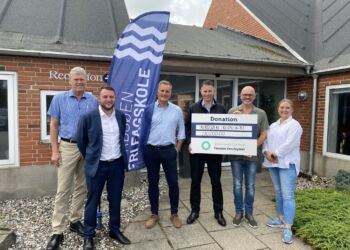 Fornøjede givere og modtagere foran Nordsøen fri Fagskole.