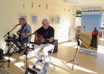 Den populære troubadour fra Lønstrup, Lars Jacobsen, leverede fremragende underholdning i Sindal forleden aften.