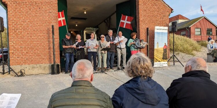 Sæsonen sidste sangaften i Lønstrup var med godt vejr.