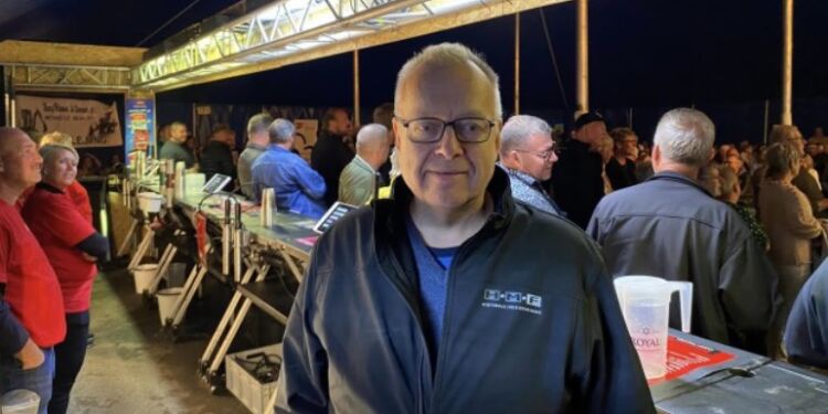 Formand Rasmus Jespersen i det gamle telt ved Musik Under Trappen 2023. Foto: MUT.