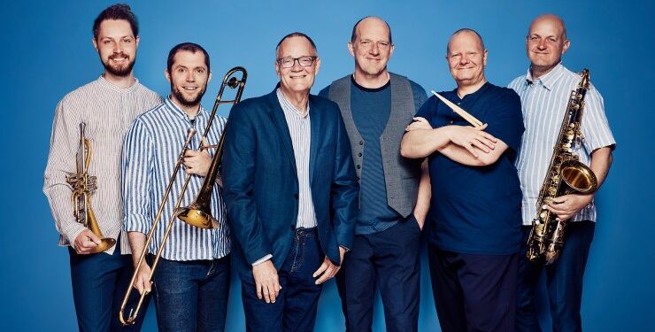 Her er kapelmesterens velspillende orkester i Hjørring Revyen, som triumferede ved 50 års jubilæet. Foto: Hans Ravn.