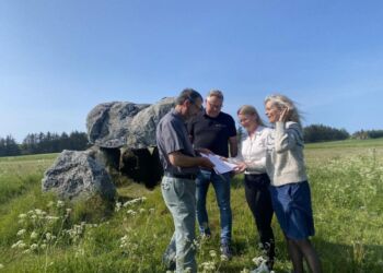 Torben Christensen fra Beboerforeningen ved stendyssen nord for Tonby i selskab med socialdemokraterne Tim Jensen, Mai-Britt Beith og Laila Zielke. Foto: Arkiv.