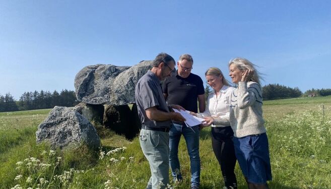 Torben Christensen fra Beboerforeningen ved stendyssen nord for Tonby i selskab med socialdemokraterne Tim Jensen, Mai-Britt Beith og Laila Zielke. Foto: Arkiv.