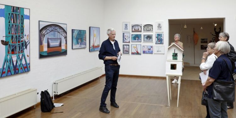 Søren Elgaard viste søndag rundt på Vrå Udstillingen. Foto: Axel Søgaard.