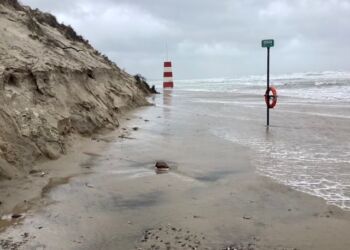 Livreddertårnet under stormen på Tversted Strand. Foto: Hjørring Kommune.