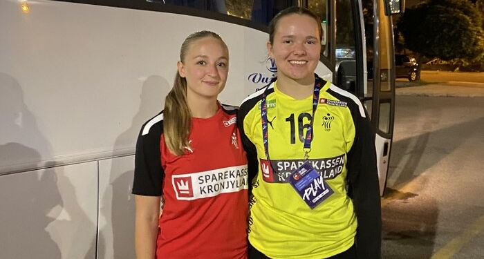 Frida og Freja med landsholdet i finalen ved EM. Foto: Privat.