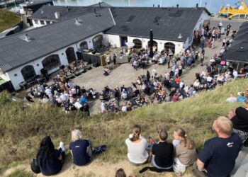 Tilhørerne stod allerede i 2023 op og ned ad Trappen for at høre Rasmus Nøhr ved Hirtshals Fiskehus. Foto: Niels Skipper.