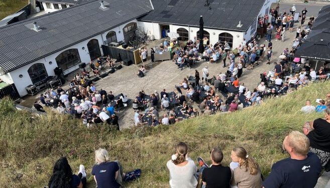 Tilhørerne stod allerede i 2023 op og ned ad Trappen for at høre Rasmus Nøhr ved Hirtshals Fiskehus. Foto: Niels Skipper.
