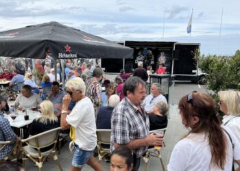 Mikkel Ørligur gav den gas med country foran en tæt pakket terrasse ved Hirtshals Kro. Foto: Niels Skipper.