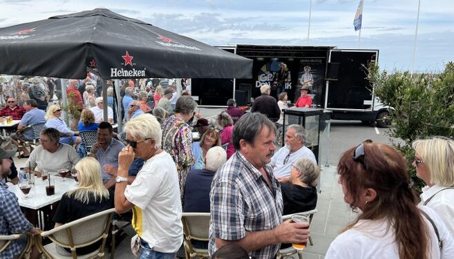 Mikkel Ørligur gav den gas med country foran en tæt pakket terrasse ved Hirtshals Kro. Foto: Niels Skipper.