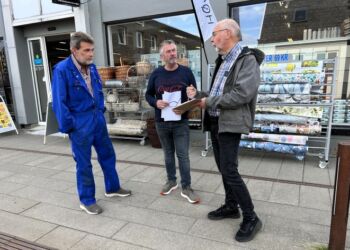 Søren Villadsen fik denne tirsdag i forbifarten tilmeldt ikke færre end 6 køretøjer til Hirtshals Veterantræf 2023. Foto: Niels Skipper.