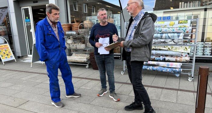 Søren Villadsen fik denne tirsdag i forbifarten tilmeldt ikke færre end 6 køretøjer til Hirtshals Veterantræf 2023. Foto: Niels Skipper.