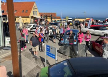 Hirtshals Veterantræf 2023 kom fantastisk fra start og blev blandt meget andet beriget med en flok piger i pink, der holder polterabend for veninden Janni. Foto: Niels Skipper.