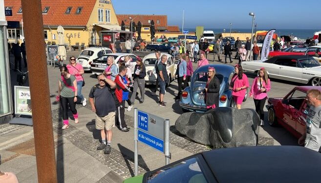 Hirtshals Veterantræf 2023 kom fantastisk fra start og blev blandt meget andet beriget med en flok piger i pink, der holder polterabend for veninden Janni. Foto: Niels Skipper.